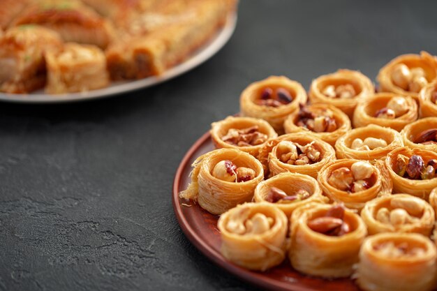 Délicieux dessert baklava dans un cadre oriental sur fond noir