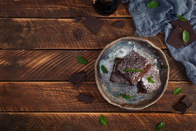 Photo délicieux dessert brownie au chocolat et à la banane brownie de boulangerie maison avec des feuilles de menthe