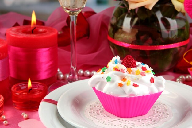Un délicieux dessert crémeux sur la table de célébration de la Saint-Valentin sur fond de chambre