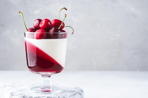 Délicieux dessert d'été panna cotta aux cerises et gelée de cerises