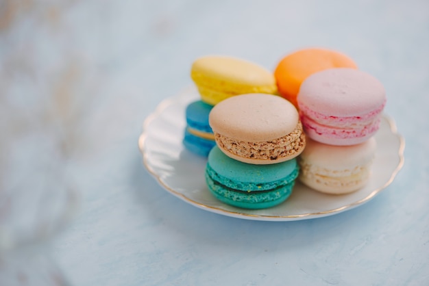 Délicieux dessert français. Macaron ou macaron de gâteau pastel coloré