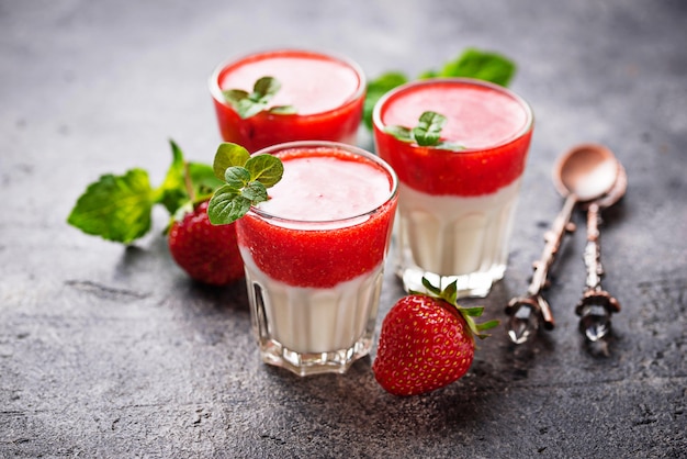 Délicieux dessert panna cotta à la fraise