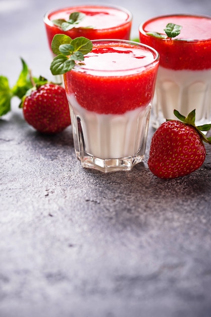 Délicieux dessert panna cotta à la fraise