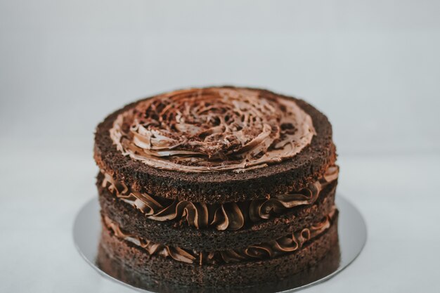 Délicieux dessert sucré au gâteau au chocolat avec plusieurs couches sur fond blanc