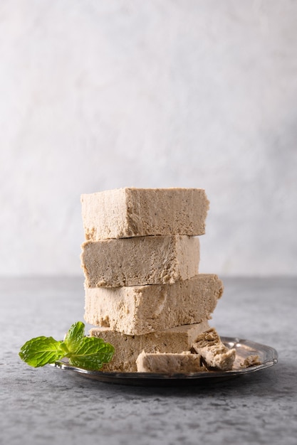 Délicieux dessert sucré halva préparé à partir de graines de tournesol.