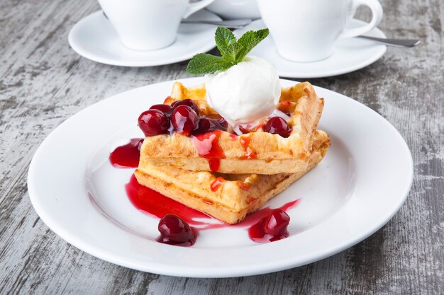 délicieux dessert sucré sur plaque blanche avec du thé