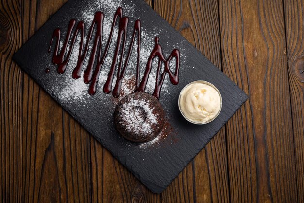 Un délicieux dessert sur la table Gros plan