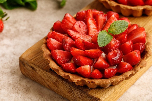 Délicieux dessert tarte aux fraises avec des fraises fraîches feuilles de menthe Gros plan Tarte Cupcake