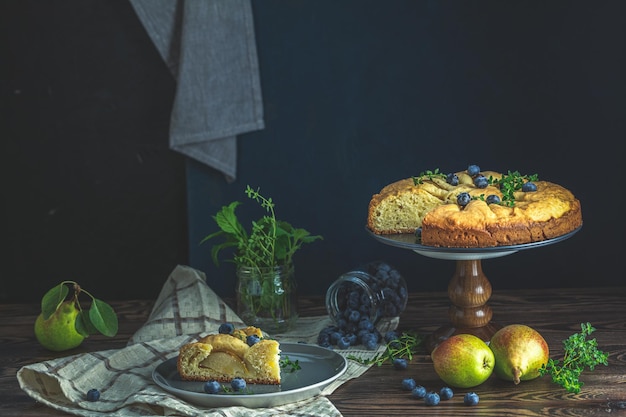 Délicieux dessert tarte aux myrtilles avec baies fraîches et poires sucré savoureux cheesecake tarte aux baies Cuisine française Nature morte artistique dans le style de la peinture hollandaise Espace de copie pour votre texte