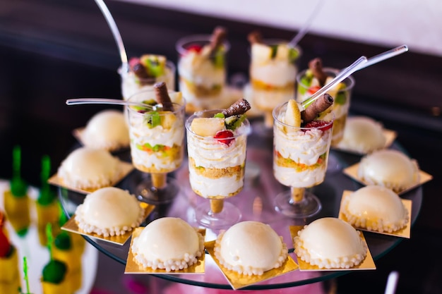 Délicieux desserts dans une tasse et des biscuits réception de mariage