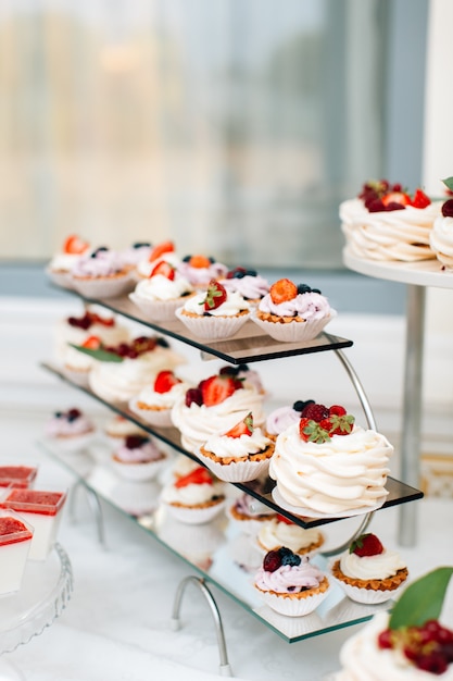 Délicieux Desserts De Mariage Sur La Table De Restauration