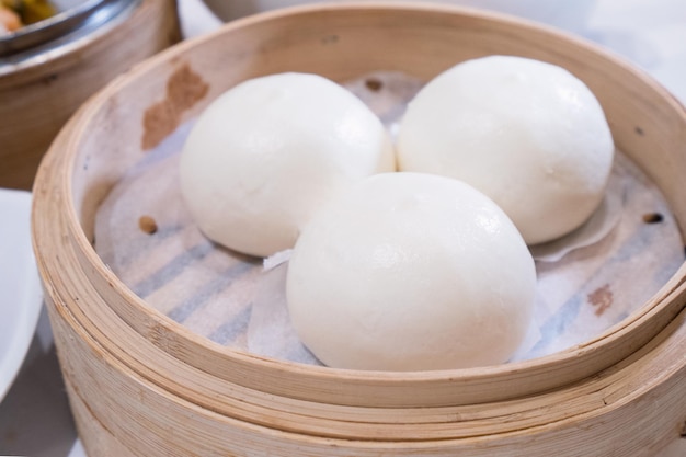 Délicieux dim sum célèbre cuisine cantonaise en asie petits pains crémeux salés frais et chauds dans un bateau à vapeur en bambou au restaurant yumcha de hong kong en gros plan