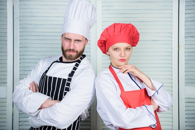 Délicieux dîner en famille Raisons pour lesquelles les couples cuisinent ensemble Cuisiner avec votre conjoint peut renforcer les relations Travail d'équipe dans la cuisine Partenaires culinaires femme et homme barbu Couple préparant le dîner