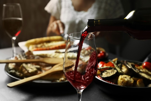 Délicieux dîner avec légumes grillés et vin