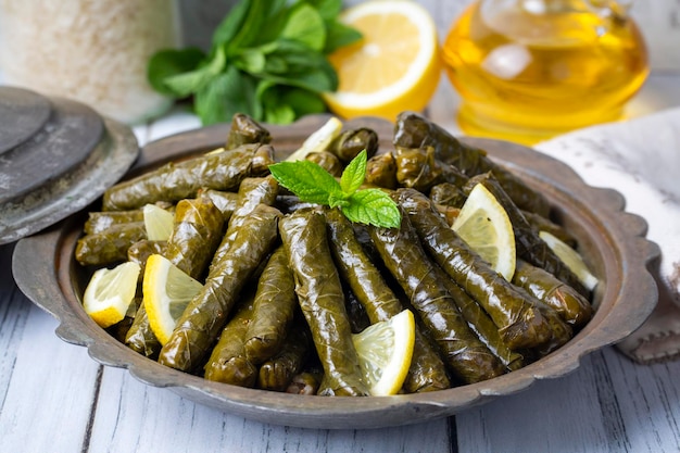 Délicieux dolma (sarma) riz aux feuilles de vigne farcies. Dolma sarma libanais sur assiette. Liban turc grec cuisine moyen-orientale. (nom turc; Yaprak sarma)