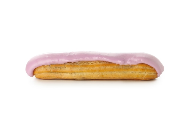 Délicieux éclair à la crème anglaise isolé sur blanc