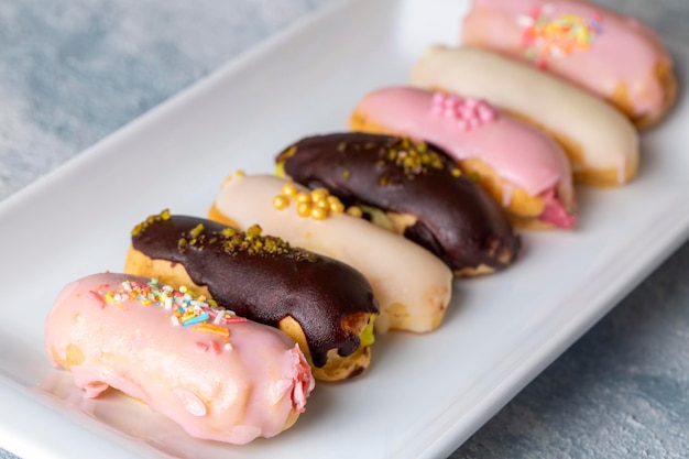 Délicieux éclair fruité et chocolaté