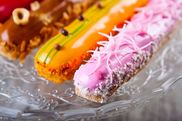 de délicieux éclairs avec diverses garnitures et un beau design