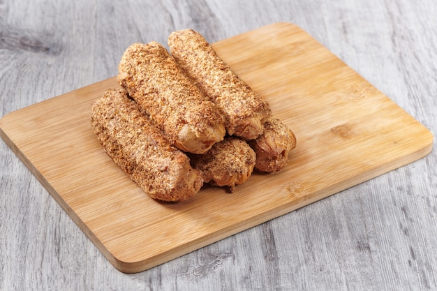 Délicieux éclairs français sur table en bois. Dessert savoureux. Éclairs de gâteau faits maison. Dessert sucré Pâtisserie fourrée à la crème.