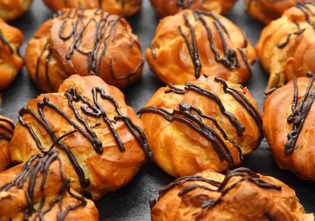 De délicieux éclairs de gâteaux sur la table