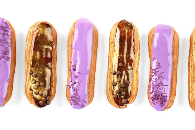 Photo délicieux éclairs isolés sur blanc