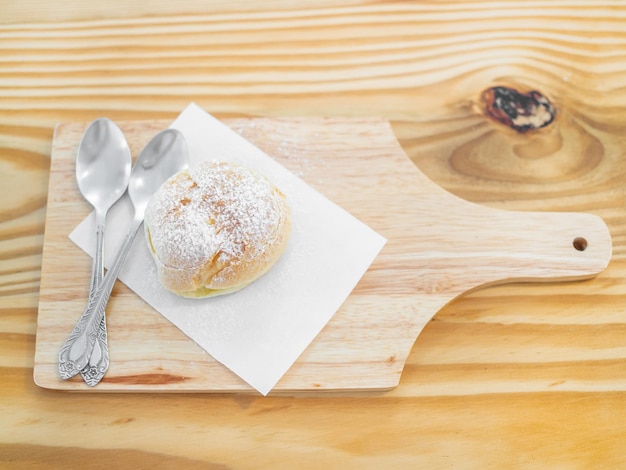 Photo délicieux éclairs saupoudrés de sucre glace