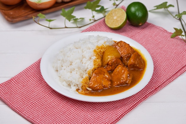 Délicieux et épicé poulet rôti au curry de la cuisine indienne.