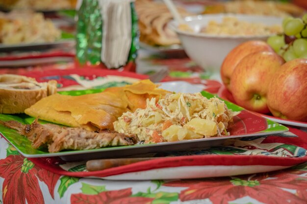 Photo un délicieux festin à une table magnifiquement dressée