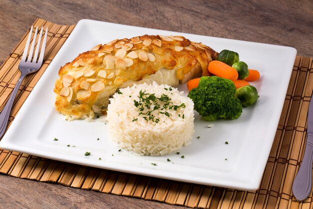 Délicieux filet de poisson grillé sain servi sur un plateau avec une salade fraîche colorée pour un délicieux dîner de fruits de mer.