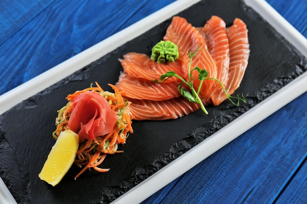 Délicieux filet de saumon aux légumes épicés sur plaque d'ardoise
