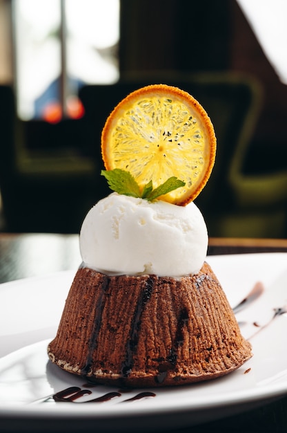 délicieux fondant au chocolat chaud et crème glacée