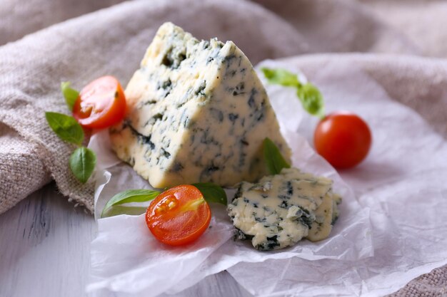 Délicieux fromage bleu aux tomates et basilic sur papier