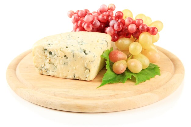 Délicieux fromage bleu et raisin sur planche à découper isolé sur blanc