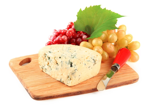 Délicieux fromage bleu et raisin sur planche à découper isolé sur blanc