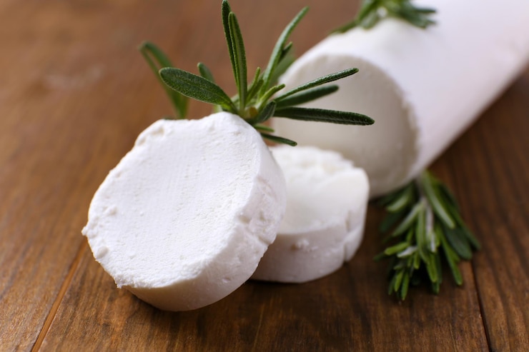 Photo délicieux fromage de brousse au romarin sur table en bois