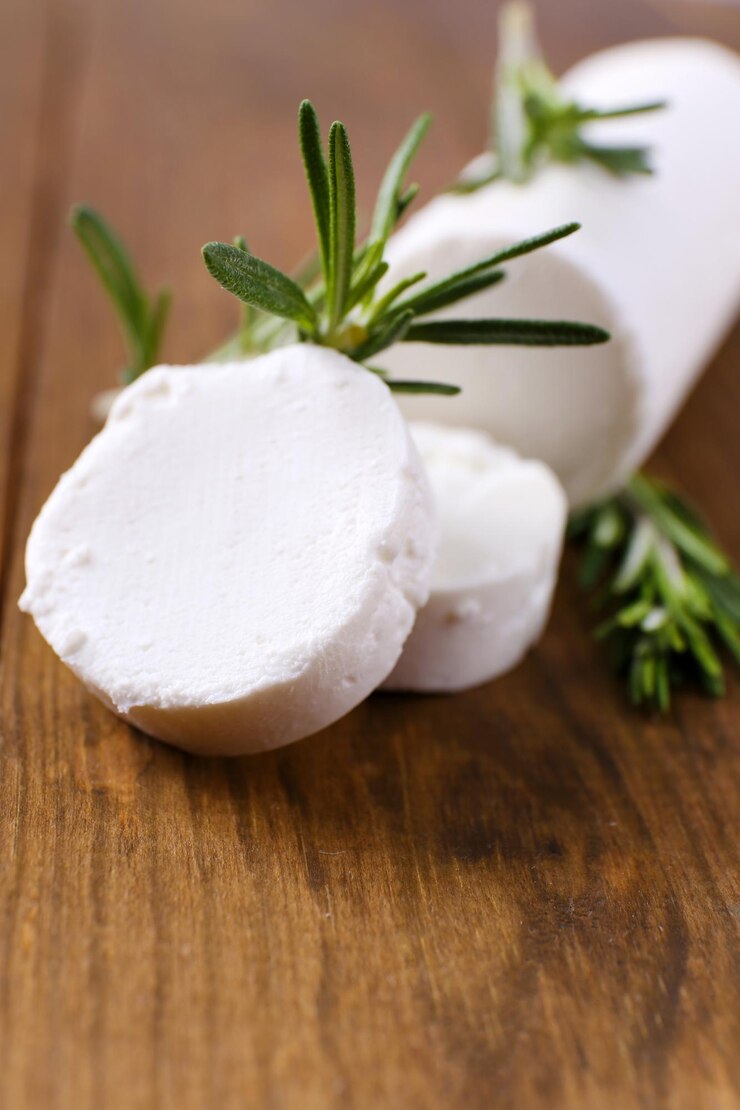 Photo délicieux fromage de brousse au romarin sur table en bois
