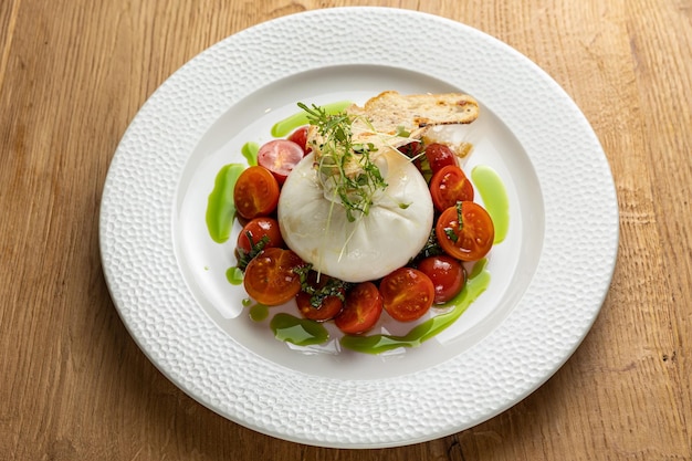 délicieux fromage buratta sur une assiette blanche