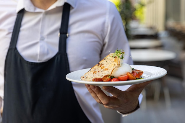 délicieux fromage buratta sur une assiette blanche