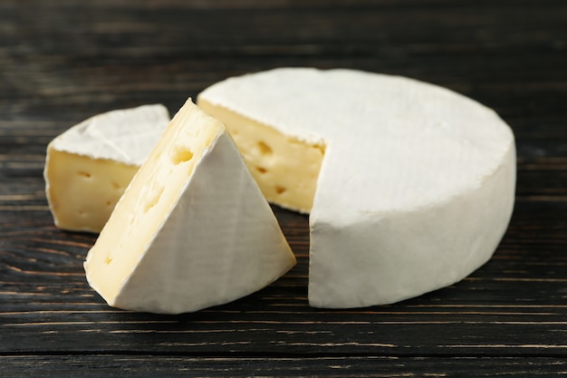 Délicieux fromage camembert sur fond de bois, gros plan