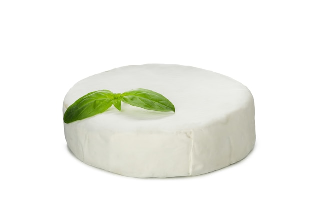 Délicieux fromage camembert isolé sur fond blanc