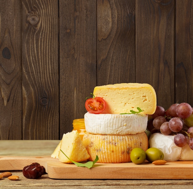 Délicieux fromage sur la table