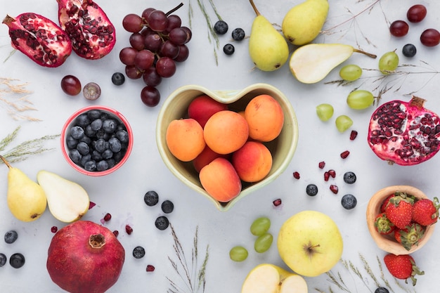 Délicieux fruits dans des bols vue de dessus