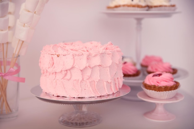 Délicieux gâteau d'anniversaire et bonbons sur table