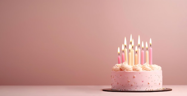 Délicieux gâteau d'anniversaire avec des bougies sur fond rose pastel Concept d'anniversaire de fête Generative AI