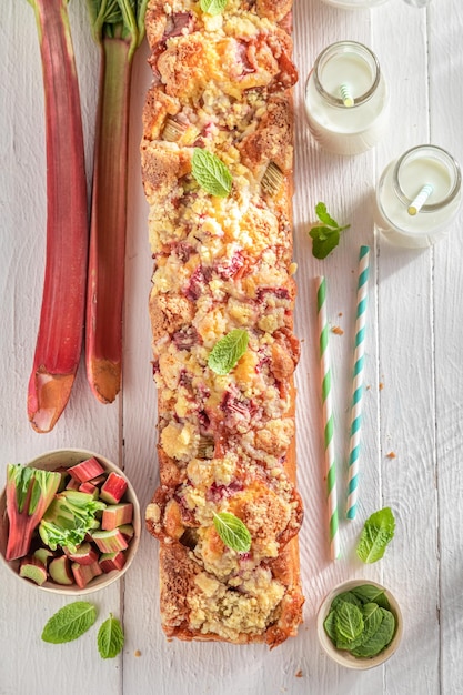 Photo un délicieux gâteau au beurre de rhubarbe avec du glaçage et des petits morceaux.