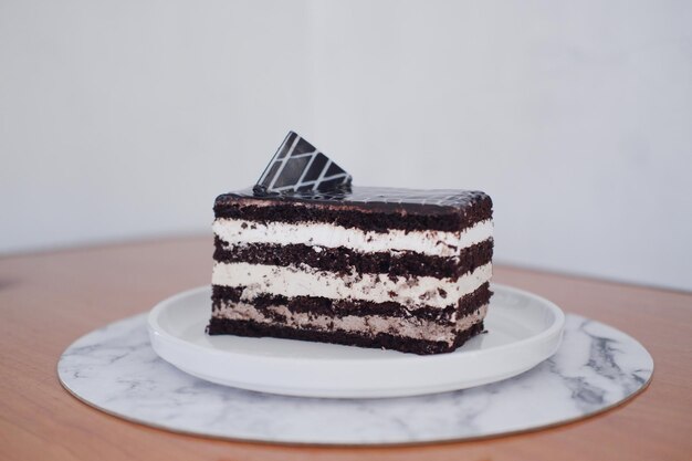 Un délicieux gâteau au chocolat sur une assiette blanche