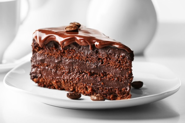 Un délicieux gâteau au chocolat sur une assiette sur une table sur un fond clair