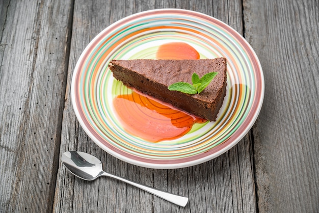 Délicieux gâteau au chocolat sur une assiette sur la table