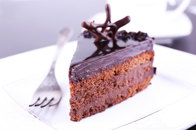 Délicieux gâteau au chocolat sur une assiette sur la table