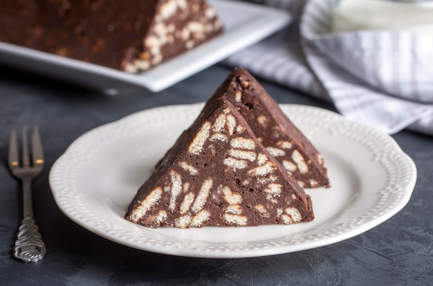 Délicieux gâteau au chocolat et aux biscuits en mosaïque servi dans une assiette blanche nom turc pâtes Mozaik ou Mozaik kek